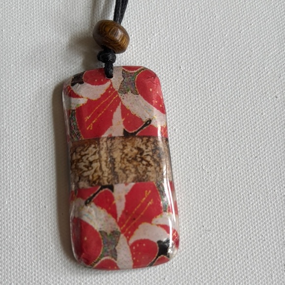 Decouture Elegant Red Patterned Pendant Necklace - Picture 2 of 9